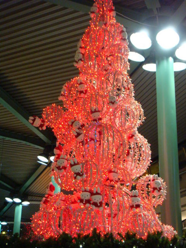 オランダ・ベルギークリスマスツアーの始まりは…スキポール空港のクリスマスツリーから始まりです。