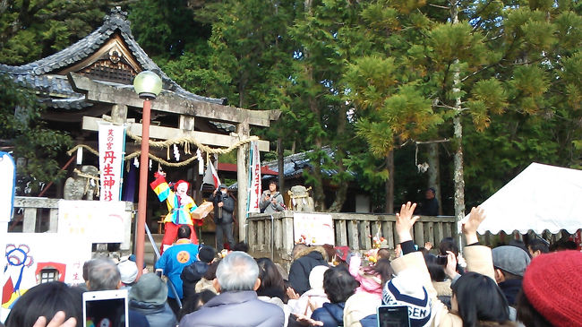   日本奇祭の１つ、和歌山県は日高郡日高川町にある丹生神社。別名「笑いの宮」と言われています。<br /><br />  例年秋に例大祭が開催されますが、年明け初笑いという神事も開催されており参拝した人たちと一緒に笑え 笑え ワッハッハァ〜！<br /><br />  少々恥ずかしい感じもありますが、みんな一体となりますので恥ずかしがっている場合ではありません!!<br /><br />  一度は味わってみてくださいませ。<br />