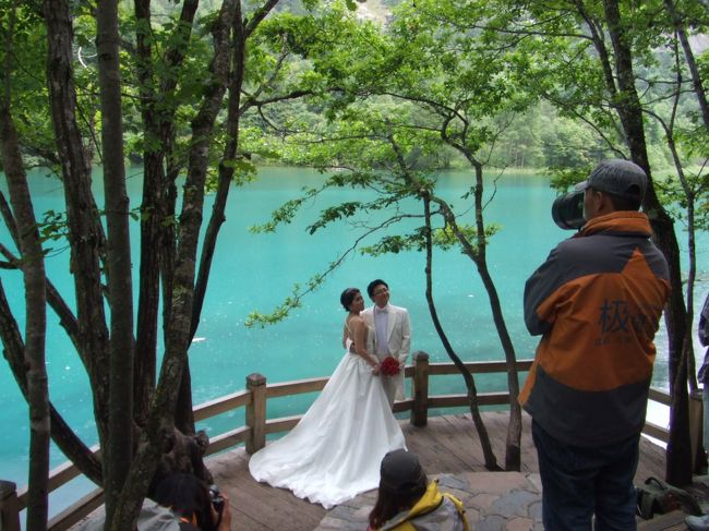 結婚しました\(^o^)/\(^o^)/<br /><br /><br />世界遺産の九寨溝と成都のパンダをメインに、現地の旅行代理店で申し込ん<br /><br />だパンダツアーと、3泊4日の九寨溝ツアーを含む充実感満載の9日間の旅 <br /><br />7月21日 中部空港 成田 成都<br /><br />7月22日 成都 パンダツアー(08:00~13:00)<br /><br />7月23日?7月26日 3泊4日の九寨溝ツアー<br /><br />7月27日?7月28日 成都市内観光<br /><br />7月29日 成都 ~ 成田 ~ 中部空港