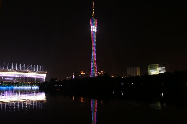 広州で年越し花火を見ようと思ったけれど、花火はありませんでした。<br />でも、丹霞山の日の出と荊州はよかったです。<br /><br /><br />行程<br />広州→丹霞山→肇慶→荊州→襄陽<br /><br /><br />12/29（月）　<br />羽田9:25→北京12:35/15:00→広州18:10（到着20分遅れ）<br />地下鉄空港→海珠広場<br />夜の散策、聖心堂（ﾗｲﾄｱｯﾌﾟなし）、沙面<br /><br />　　　　　　　　　華厦大酒店　Hotel Landmark Canton　<br /><br />12/30（火）　<br />聖心堂、沙面散策後地下鉄で陳氏書院へ<br />地下鉄でホテルへ戻り（12時前）、再度地下鉄で広州駅へ<br />予想通り大行列、進み悪く40分並ぶ、硬座がとれず<br />硬臥となるもこれ正解だった。<br /><br />広州13:55→韶関東16:07（硬臥中段88.5元）<br />バス・韶関16:25→丹霞山17:10（16元）<br />丹霞山チケット購入（150元）、ロープウェーを使って<br />日の出を見ることができる、と知る。<br /><br />　　　　　　　　　　　　　丹霞山温泉假日山庄　<br /><br />12/31（水）　<br />5:30起床、6:00丹霞山入場、<br />ロープウェー（往復60元）で、長老峰へ<br />真っ暗で他の人に付いて行き、観日亭へ、日の出鑑賞<br /><br />海累峰（眺望なし）、宝珠亭（眺望なし）、韶音台、<br />ロープウェーで下山、拝陽台、陽元石、双乳石<br />翔龍湖（ボート往復35元）、陰元石、ビジターセンター下車<br /><br />ホテルへ戻り荷物ピックアップ後、<br />バス・丹霞山13:09→13:57韶関<br />電車・韶関東14:48（遅延15:12）→広州17:23（遅延17:37）<br />（硬臥下段91.5元）<br /><br />地下鉄でホテルへ<br />広州タワー周辺を散策、年明け時に花火でも上がると思ったがなにもなし。<br />　　<br />　　　　　　　礼頓酒店　Leeden Hotel Guangzhou　<br /><br />1/1（木）　<br />広州塔付近で日の出鑑賞、その後花城広場散策（広州図書館等）<br />地下鉄で天河バス駅へ行くも、肇慶行き1h以上待ち<br /><br />広州天河バス駅13:10→15:30肇慶（52元）<br />七星岩風景区へ（玉屏岩、石室岩（夕日鑑賞）等）<br /><br />市バスで披雲楼へ（ﾗｲﾄｱｯﾌﾟしょぼい）、麗焦楼（ﾗｲﾄｱｯﾌﾟなし）<br />市バスで戻り、空港バスの場所を探してさ迷う<br /><br />　　　　　　　　　　　　　　　山水時尚酒店　<br /><br />1/2（金）<br />朝、市バスで、再度、麗焦楼、披雲楼へ<br />空港バス・肇慶8:40→広州空港10:50（72元）<br />広州12:55→武漢14:45<br />空港バス14:50→金家敦バス駅15:25<br /><br />荊州行きを購入しようとするも、ないとのこと<br />もう一つバス駅がありそうで、近くの長距離バス駅へ行くも<br />荊州行きはなしとのこと<br />どこで？と聞くと電車で行けとのこと。<br />荊州には駅ないはずと思いつつ、人に聞きつつ漢口駅へ<br />すると電車のチケット買えた（1.5h以上の待ち、よく見ると新幹線だった）<br /><br />漢口17:39→荊州19:04（2等59.5元）<br />タクシーでホテルへ向かおうとするも、足元見るタクシーばかり<br />ダメ元で市バスを待っていると、バスが来た。<br />市バス+徒歩でホテルへ<br />夜の荊州古城散策（東門、南門等）<br />　　　　　　<br />　　　　　　　　　　　　　　　蔚東花園酒店　<br /><br />1/3（土）<br />荊州城東門<br />市バスで沙市長距離バス駅へ<br />荊州12:00→襄陽（襄城バス駅で下車）15:30（80元）<br />タクシーでホテルへ<br /><br />襄陽古城散策（荊州古治、臨漢門、夫人城、夕日鑑賞）<br />市バスで襄陽駅へ向かい空港バスの場所を確認<br />（鉄道駅の市バス駅へ移転していた）<br />夜の襄陽古城散策<br /><br />　　　　　　　　　　　　　　　　川恵大酒店　 <br /><br /><br />1/4（日）　<br />市バスで襄陽駅へ<br />空港バス・襄陽駅8:00→空港8:40（15元）　　<br /><br />襄陽10:30→北京12:20/15:55→羽田20:10