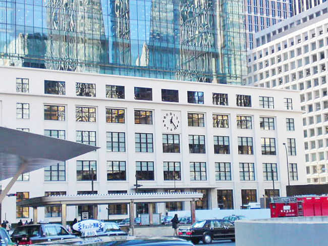 大正3年（1914）に開業した東京駅舎と、直ぐ横に昭和6年（1931）に竣工した東京中央郵便局舎とは、とても対照的です。大先輩の辰野金吾が設計した赤地に白の古典様式の東京駅舎に対して、中央郵便局舎は、白地に黒のモダニズム建築と行った具合です。昭和初期には、この辺りはアメリカ式の事務所建築が建ち並んで、一丁紐育（N.Y.) と呼ばれていたので、モダニズム建築が多く建っていたのでしょう。この中央郵便局舎の復元設計をトレースされた三菱地所の野村和宣氏によると、東京駅の棟の高さと、中央郵便局舎の庇が同じ高さになっていて、また、時計も同じ高さにあるということです。煉瓦タイルも、郵便局舎の白い二丁掛タイルの寸法は、東京型煉瓦のサイズと同じで、二分五厘の目地寸法も、東京駅丸の内駅舎の煉瓦タイルと一致しているそうです。こういうことを知って、観察すると、面白いと思います。この辺りに行かれましたら、是非外観をじっくりご覧になってください。<br />また、KITTE2・3Fに、JRタワー学術文化総合ミュージアム「インターメディアテク」（日本郵便と東大総合研究博物館の恊働）があります。明治10年（1877）の東大開学以来の学術標本や研究資料が展示されています。当初の東大医学部の講義室が移築された部屋では、現在、様々な催しがあります。私はこの博物館で、クエン曲面、ディニ曲面などちょっと面白いものを見つけました。