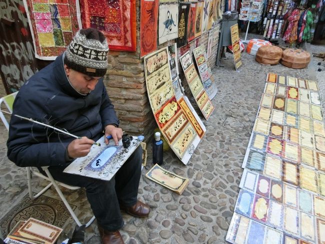 2014-15の旅行は、ヨーロッパで今まで行っていなかったスペイン。<br />治安が良くないと聞いてはいたが、行ってみてびっくり、街もきれい、時間も正確でまったく治安が悪い印象はなく、変えてってヨーロッパの方ではかなり良いことが分かった。百聞は一見にしかず!<br /><br />今年は長期休暇がとりやすい年末年始だったからか、航空券が旅行を高くあきらめていたが、プレミアムエコノミーではお得な券がとれ、これでいくことにした結果、往路はB787、復路はB747-8と往復とも最新の飛行機となった。<br /><br />第一弾はアンダルシア地方のグラナダ。飛行機を予約後にアルハンブラ宮殿のサイトにいくと、既に前後の日も空きがなく、さぁ大変。 アルハンブラ宮殿のチケットをとるのが苦労したが、HISマドリッド支店にお願いし、なんとかとることができた。<br />この後のコルドバを日帰りにするか、グラナダから夜行に乗るかなど検討したが、コルドバ〜バルセロナはAVEもあったので、グラナダ一泊でコルドバ移動とした。<br />結果、アルハンブラ宮殿のチケットとオーディオセットもホテルで受け取ることができ上手く回ることが出来た。<br /><br />日本からは全日空のB787を利用しミュンヘンへ。ミュンヘン空港でクリスマスマーケットを見たあと、ルフトハンザでバルセロナ乗継、ブエリング航空でグラナダへの旅になります。<br />アルハンブラ宮殿、王室礼拝堂、カテドラル、アラブ街、アルバイシン、リオ・ダロといったグラナダの名所を徒歩とタクシーとアルハンブラバス・LACバスで旅しました。<br /><br />1日の短い滞在でした、名所は見ることが出来て満足。<br /><br /><br />2014/12/28 新宿--リムジンバス--HND HND:ANAラウンジ HND--LH7245(NH275)--MUC--LH1816--BCN<br />ミュンヘン(クリスマスマーケット)<br />2014/12/29 BCN--VY2010--GRX<br />アルハンブラ宮殿・カテドラル・王室礼拝堂・アルバイシン<br />2014/12/30 グラナダ--ALSAバス--コルドバ<br />2014/12/31 コルドバ--AVE--バルセロナ ※バルセロナでカウントダウン<br />2015/01/01 バルセロナ<br />2015/01/02 モンセラット・バルセロナ<br />2015/01/03 バルセロナ--AVE--ペルピニャン(フランス)--TGV--フィゲラス--AVE--バルセロナ<br />2015/01/04 BCN--LH1127--FRA/FRA--LH716<br />2015/01/05 --HND HND--リムジンバス--新宿<br /><br /><br />