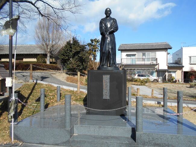 上毛電鉄上泉駅から徒歩約10分、桃ノ木川の河岸段丘に沿った上泉城(かみいずみじょう、群馬県前橋市上泉町)は天文年間、大胡城主大胡氏の一族である上泉氏によって築かれたと言われています。上泉城二の丸跡に立てられた説明板によれば次の略記が載っています。「上泉城戦国時代の赤城南麓地帯は、その大半が大胡領と言われており大胡領は「大胡氏」によって領有されていた。上泉城は、大胡城の支城として築かれ、一族の「上泉氏」が在城していた。城域は、東西600メートル、南北400メートルに達し、県指定の「郷蔵」付近に、本丸と二の丸の跡が残っている。また、西林寺付近は一の郭玉泉寺付近は出丸跡と推定されている。中世の末期、剣道史に名を残した上泉伊勢守信綱(かみいずみ・いせのかみ・のぶつな)は永正5年(1508)「上泉城」で誕生し、居住していたと伝えられている。信綱は「新陰流」の祖で日本剣道史上の最高峰として、また「剣聖」ともうたわれ、その名は広く知られている。新陰流の理と技は、柳生但馬守宗巌(石舟斎)らに伝えられ現在も脈々といきている。 上泉伊勢守顕彰・生誕500年実行委員会 」更に上泉伊勢守について同委員会作成パンフレットには次の通り記載されています。「『剣聖』と呼ばれた上州人■新陰流を号す新陰流の祖、上泉伊勢守は永正5年(1508)、上泉城主・武蔵守義綱の二男として生まれた。幼名を源五郎、後に伊勢守秀綱、さらに武蔵守信綱と改名する。祖先は大胡氏の親戚にあたる京都の一色家、衰亡していた名門大胡家を再興した一色五郎義秀は大胡城を地元の大胡氏に譲り、康正元年(1455)、自ら約5キロ西の上泉に城を造り移り住んだ。これが上泉城であり義秀はその後、上泉姓を名乗った。上泉家初代であり伊勢守の曾祖父になる。伊勢守は13歳で鹿島に赴き、松本備前守に入門。4年後に『鹿嶋神(傳)流』を伝授され第二世となった。『中古、念流、新当流またまた院流あり、その外は計るに耐えず、予は諸流の奥源を究め陰流において別に奇妙を抽出して新陰流を号す』と自ら書いている。伊勢守が生み出した新陰流は、載りあいを理論付け体系化したもので、当寺としては画期的なものであった。陰流を誰に学んだかについては何もふれていないが、愛洲伊香斎に学んだとみられており、新陰流の源流は愛洲陰流とされる。■箕輪城・武田との攻防当時の上州は北から長尾氏、西から武田、南から北条が進攻していた。藤岡には関東管領上杉氏が約120年間在城していたが、勢力の衰退とともに在住の勢力はそれぞれ新興勢力と通じるようになっていった。伊勢守は公式には平井城の関東管領上杉氏の被官だった。最後の管領だった上杉憲正が越後に移住した後は、上杉方の三輪城主、長野業政と連携をした。その一方で、伊勢守の夫人が小田原北条氏にゆかりがあることから北条方とも連携をとっていた。長野業政は約7年間の長い間にわたり数度に及ぶ武田勢の進攻を食い止めていた。だが、永禄4年(1561)11月に業政が没すると武田の攻撃は激しさを増し、ついに落城。業政の子業盛は19歳で自刃し家臣らも後を追った。落城の年代については永禄6年(1563)と同9年の二説がある。『箕輪町史』も両論を併記して落城の年代を結論づけていない。箕輪城の攻防で伊勢守の武勇を知った武田信玄は再三にわたり伊勢守を招請した。しかし伊勢守は信玄の要請を固辞した。新陰流兵法をさらに修行し広めたいという気持ちがあった。同時にまた、武田に仕えれば新規召し抱えになるため、戦いになれば常に最前線で戦わされることも危惧したのではないか。■『新陰流』弘流の度伊勢守の武将としての人生はここで終わったが、他家に仕えないことを条件に武田信玄から新陰流弘流の旅に出ることを許された伊勢守は、兵法求道者として京に向けて新たな旅立ちをした。55、56歳のころだったと推定されている。伊勢守は伊勢の国国主で太の御所北畠具教卿から、畿内有数の兵法者として大和・柳生の庄の柳生石舟斎宗巌の名前を知る。3日にわたる3度の試合に手もなく敗れた柳生石舟斎は伊勢守に師事。永禄7年(1564)、宗厳に請われ、柳生館で新陰流を教えていた伊勢守は嫡子秀胤が討ち死にしたとの報を受けた。いったん柳生谷を離れるが、翌年、再び柳生を訪ね同8年卯月、柳生石舟斎に新陰流を印可相伝、さらに同年8月には宝蔵院胤栄、同12年には丸目蔵人佐にも院可を与えた。」(一部抜粋)