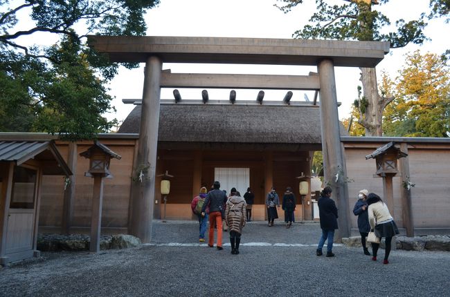 毎年お正月は父親の実家がある新潟へ帰省するのですが。<br />ただ新潟に向かうだけでは物足りない...！<br />ということで、ここ数年は新潟へ向かうルートを無理やり遠回りにして<br />年末（年始）の旅行を楽しんでいます。<br /><br />2014年、まだ見ぬ土地を求めて選び抜かれたルートは<br />*1日目（12/29）：東京→伊勢市（伊勢神宮）<br />*2日目（12/30）：宇治山田（伊勢神宮）→比叡山坂本（比叡山延暦寺）→永原（奥琵琶湖）<br />*3日目（12/31）：永原（奥琵琶湖）→芦原温泉（東尋坊）→高岡（富山）<br />*4日目（1/1）：高岡（富山）→新潟<br /><br />目的としては、「三重県に行ってみたい！」「琵琶湖を堪能したい！」「福井県に行ってみたい！」「日本海で初日の出がみたい！」<br />...ところが、年末年始の日本海側は大雪の荒れ模様だと散々ニュースが脅してきます。<br />最悪の場合も考えつつ、慌てず無理せず、楽しんでまいりました。<br /><br />******************************************<br /><br />旅行一日目。睡眠不足による体力の限界に挑む。