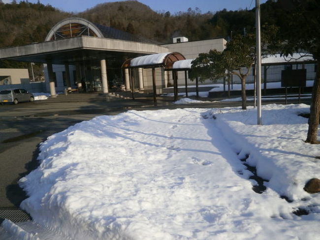 正月明け近場でも温泉らしいところをと篠山西紀の観音湯に行ってみました。<br /><br />国道173号線を北上し大阪の能勢までは雪が無かったのですが、そこからは雪道ドライブになってしまいました。<br /><br />除雪された道を走り　雪見風呂を楽しむことが出来ました。