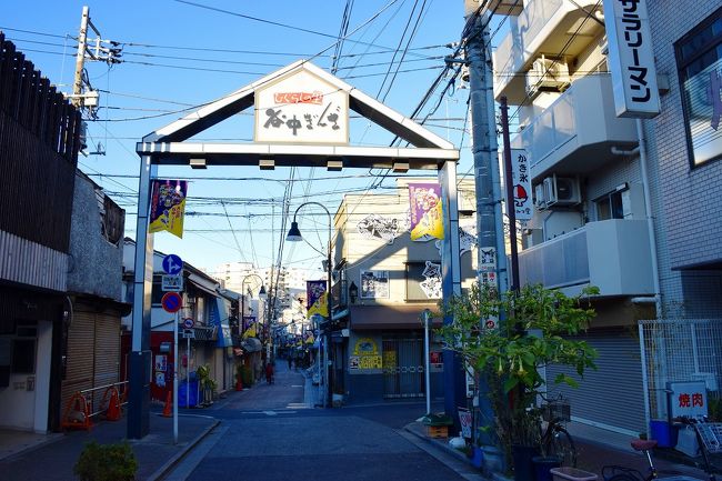 東京の下町で今まで柴又や葛飾、佃島、月島などを散策してきましたが、<br />下町散策の定番みたいな谷中と言う街に以前から関心がありました。<br /><br />テレビなどでもよく紹介されており、本日は連休の快晴日和…<br />ネコに遭遇できる街と言うことや京成電鉄沿線に住む自分としては電車1本で行ける面から出掛けてみました。<br /><br />
