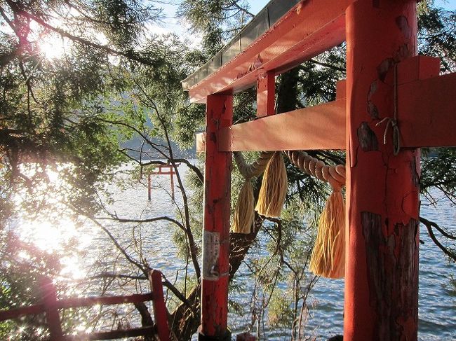 新年の初詣に箱根のパワースポットに行ってきました。<br /><br />■箱根神社<br />■箱根元宮<br />■九頭龍神社<br />■白龍神社<br /><br />ツアー説明より<br /><br />箱根神社<br /><br />箱根神社は、古来、関東総鎮守箱根大権現と尊崇されてきた名社で、交通安全・心願成就・開運厄除に御神徳の高い運開きの神様として信仰されています。御祭神は、箱根大神（ハコネノオオカミ）様をお祀りし、本年御鎮座１２５７年を迎えました。箱根大神様とは、瓊瓊杵尊（ニニギノミコト）、木花咲耶姫命（コノハナサクヤヒメノミコト）、彦火火出見尊（ヒコホホデミノミコト）の御三神の総称です。<br /><br />箱根元宮(はこねもとつみや)<br /><br />御祭神は、箱根大神（はこねのおおかみ）で鎮座地は駒ヶ岳山頂。注連縄（しめなわ）が張ってあるのは馬降石といい、白馬に乗って神様が降臨（こうりん）された岩と傳えられる。石の上の穴は降馬の折の蹄跡で、穴にたまる水は旱天にも枯れたことがないと傳えられる不思議な岩。また参道の右側には馬乗石（ばじょうせき）があり、白馬の信仰を今に残している。此の山の七名石の一つとされている。<br /><br />九頭龍神社<br /><br />御祭神は、芦ノ湖の九頭龍伝説を今に伝える龍神信仰の聖地であり、開運隆盛はもとより金運守護、商売繁盛、縁結びの龍神様として崇められています。<br /><br />ps.<br />kabakoさん、お世話になりました。