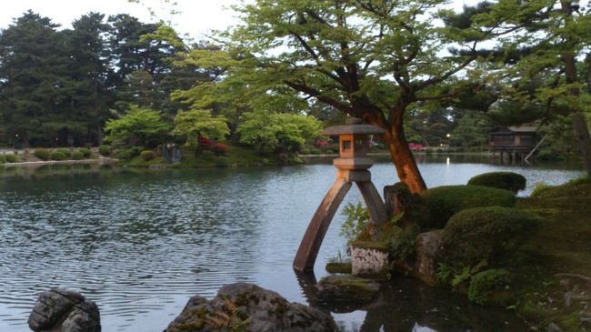 3日目　特別編<br /><br />3日目の特別編は兼六園　日本三大庭園の一つです<br /><br />金沢といえば兼六園というくらいの観光地ですね。<br /><br />ということで、兼六園は撮影スポットが多すぎますので、特別編にしました。<br /><br />まず、この日は早朝4時から兼六園へGO!!今日もレンタサイクル♪<br /><br />なぜ、こんなに早いかといいますと、兼六園は早朝に無料開放しているのです<br /><br />これは無料ということもありますが、早朝ですので、人が少なくゆっくり見学できるというのが最高のメリット！！<br /><br />ただし、開園時間までという時間制限があります。<br />周りきれないということもありますので、利用時にはご注意を！<br /><br />超有名観光スポットで、ゴールデンウィーク中。。<br />日中は混むこと必至です。。<br />それは避けたいでしょ。。(苦笑<br /><br />早起きは三文の徳ということで、今回は超早起きしてみました！！<br /><br />この日は見学後から雨が降ってきたということで、更にラッキーでした(笑<br />