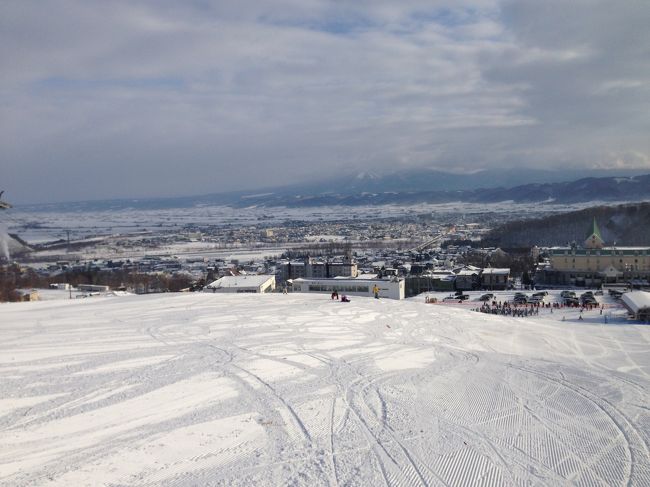 2012年から年末年始のスキーはLCCを使って北海道に行くことに。<br />ニセコ、札幌とここ２年行ったので、2014年末は富良野に行ってみることにしました。<br />最初は昨年に続き札幌宿泊で、ツアーバスに乗って毎日色々なスキー場に行くことを考えていましたが、昨年泊まったホテルが今年は何故か2倍程度のお値段になっており断念。他も札幌市内は何故かホテルが年末空きが少ないと調べてみると、EXILEのコンサートが。。。では違うところにしようと、最終的に富良野に決定しました。<br />8月にバニラエアの成田―新千歳を予約。吹雪くこともなく、充実したスキー旅行となりました。<br /><br />エアー：バニラエア<br />宿泊：ホテルエーデルヴェルメ