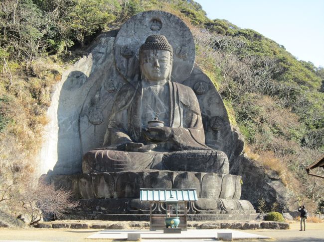 2015年の冬休みは、千葉県鋸山の日本寺に行きました。ここは、隆起した山がノコギリに見えることから鋸山と言われるそうです。光明皇后が受けたお告げから、行基がただならぬ霊気を感じ建てたという「日本寺」。見所は、①日本最大の大仏②1553体の羅漢像③百尺観音④石切場あとにできた「地獄のぞき」です。2639段の階段を歩けるかとても心配でしたが、なんとかたどり着くことができました。パワーと癒しをたっぷり頂いてまいりました。