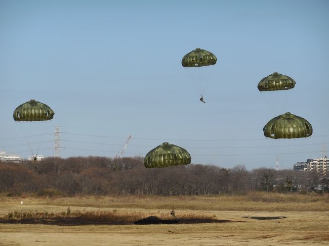 2015年1月11日に精鋭無比たる第一空挺団が習志野演習場で実施する、降下訓練始めに2年連続で見に行きました。<br />今年は、中谷防衛大臣自ら高さ11メートルの訓練塔から飛び降り訓練開始と、ちょっと驚きの展開でした。<br />第一空挺団は陸上自衛隊の超エリート部隊、全国の陸上自衛隊員のエースで四番を打つような隊員をかき集めた部隊です。