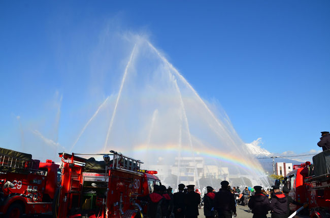 11日、富士市役所北側駐車場などで行われた消防出初式を見て来ました。<br />富士山をバックに行われた一斉放水は最高でした。<br /><br />★富士市役所のHPです。<br />http://www.city.fuji.shizuoka.jp/