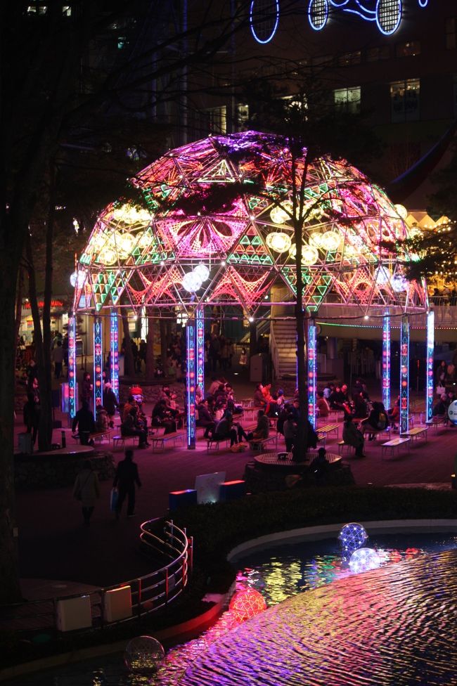 今年は「光のプロムナード」をテーマに、過去最大の約220万球のLEDで東京ドームシティをライトアップします。<br />毎年好評のクリスタルアベニューでは、今夏、黄色いビルにオープンした「宇宙ミュージアム TeNQ（テンキュー）」で開催されるウルトラ怪獣の企画展とコラボレーションしたイルミネーション「ウルトラマンロード」も展開します。<br />そのほかにも、蛍光体のアートにブラックライトを照射した幻想的な「ファンタジー コスモス」や、記念写真に最適な高さ6mのツリーなど、シティ全体が光の帯に包まれます。<br /><br />東京ドームシティのイルミネーション2月15日まで。<br />一部ですが見てきましたよ。<br />幻想的でキレイ〜でした。