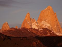 朝焼けを受けてピンクに輝くフィッツロイ。【Patagonia Argentine】