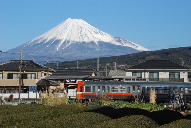 岳南（がくなん）電車は、富士市の吉原から岳南江尾を結ぶ小さなローカル線です。<br /><br />今日は天気がいいので、富士山が見えること間違いなしです。<br />