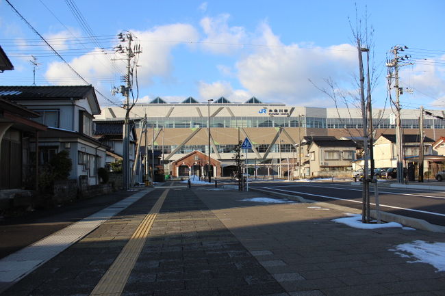 長野新幹線が３月１４日に金沢まで延伸に成り長野以北は北陸新幹線と成ります、飯山駅まではJR東日本飯山からはJR西･･が運行します、東京駅のコールは「長野・北陸新幹線」の予定です、<br />今度開通する駅を見学「後６０日」で今回は日帰りで新潟県の上越妙高駅と糸魚川駅の2ヶ所に行きました。