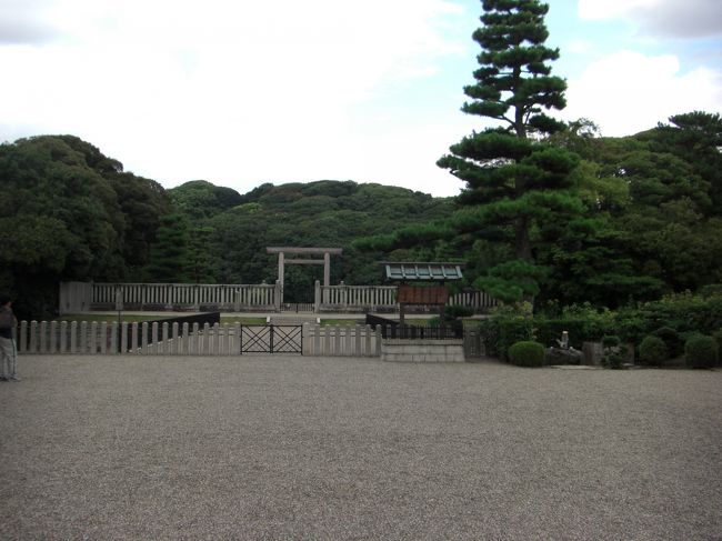 「山辺の道」の古墳巡りで、崇神天皇陵（山辺道勾丘上陵）と景行天皇陵（山辺道上陵）、<br />そして、箸墓古墳を見学しました。<br />どの陵も比較的身近な感覚で見ることができました。<br />その後、大阪・堺に移動し、世界一の仁徳天皇陵（大仙古墳＝百舌鳥耳原中陵）を見学しました。<br />イメージは空から撮影された、あの前方後円墳の姿なのですが、<br />地上からは正直、よく分かりません。<br />想像するしかありませんでした。<br />つまり、それだけ大きいということでしょうね。<br />世界に誇る日本の古墳であることを実感しました。