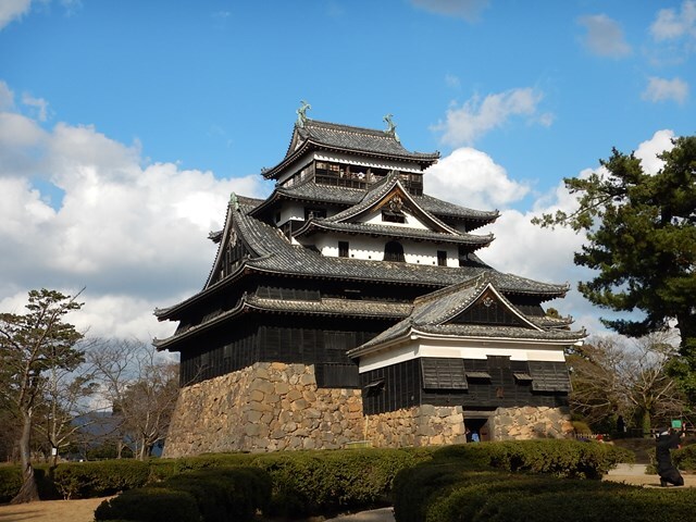 ２０１５年の１月３連休は、玉造温泉にゆっくりしました。<br />私自身、島根県に入ること自体はじめてだったので、この機会に松江や出雲大社を観光しました。<br /><br />初日は、大阪を朝９時頃出発し、松江には昼過ぎに到着。その後、松江を観光後、玉造温泉に入りました。<br /><br />松江は島根県の県庁所在地で、江戸時代に発展した城下町です。城は江戸時代のままの天守閣が残っており、お城の周辺は昔風の街並みになるよう整備されており、とても観光しやすい街です。<br /><br />【この旅行での旅行記】<br />２０１５年　お正月明けは、玉造温泉の旅館泊での松江・出雲の旅　（１）松江観光<br />http://4travel.jp/travelogue/10971929<br /><br />２０１５年　お正月明けは、玉造温泉の旅館泊での松江・出雲の旅　（２）玉造温泉<br />http://4travel.jp/travelogue/10972840<br /><br />２０１５年　お正月明けは、玉造温泉の旅館泊での松江・出雲の旅　（３）出雲大社観光<br />http://4travel.jp/travelogue/10973120