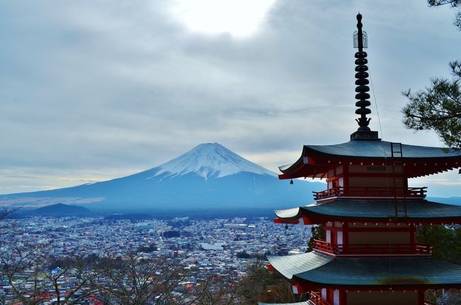 外国人の友人から、日本に行ったらここに行きたい！と一枚の写真がメールで送られてきました。<br />その写真には五重塔と桜、そして富士山が写ったまさに絶景と呼べるものだったのです。<br />この写真はきっと静岡側ではなく山梨側だなと思い調べてみると<br />山梨にある新倉富士浅間神社と判明。<br />早速下調べついでに行ってきました。<br />