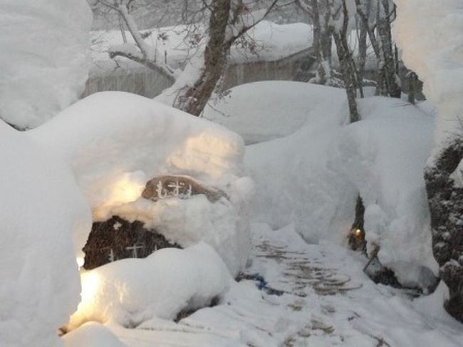 近いようで遠かった奥飛騨温泉郷。<br />いえ、それは距離ではなく、私たちの気持ちの問題。<br /><br />いつからだろう・・・？<br />年を取ったら、しっぽり温泉旅行も良いねぇ。と漠然と話していた。<br />２人ともまだ行ったことの無い有名な温泉処と言えば、すぐに奥飛騨温泉が浮かぶのに・・・。<br /><br />冬の旅行と言えば思い出すのが【八ッ三館】【挽屋】そして『函館からどうにかして帰る旅』<br /><br />あら？<br />去年は何処へ行った？<br /><br />そうだ！車で清水と沼津のホテルだ。<br /><br />「やっぱ冬の旅は雪のある所が良いよなぁ・・・」<br />相方の一言から、またまた奥飛騨温泉郷が候補に挙がる。<br /><br /><br />☆ー・−★ー・−☆ー・−★ー・−☆ー・−★ー・−☆ー・−★ー・−☆<br /><br /><br />相方が久しぶりに連休を休める事になった。<br />それなら、お正月休みは避けて連休にしよう！<br />でも・・・<br />「ちょっと遠いよなぁ」と言ってた奥飛騨温泉に<br />２日しか余裕の無い連休に行って良いのか！？<br /><br />更に、休み疲れか無理して京都に行ったからか・・・<br />２人とも体調が芳しくなかった正月休み明けの一週間。<br /><br />あーあ〜また奥飛騨温泉の旅が遠のいてゆくぅ。。。<br /><br /><br />☆ー・−★ー・−☆ー・−★ー・−☆ー・−★ー・−☆ー・−★ー・−☆<br /><br /><br />ずーーっと以前、何かの拍子に見つけた全室露天風呂付客室の宿【もずも】<br /><br />奥飛騨に行くならココ！<br />って、暇を見つけては、空室状況をチェックしていた。<br /><br /><br /><br />１月９日(金)の深夜、意気投合^^その気になる。<br />「空いてたら行こう！」<br /><br />キャンセルが出たか？空いていた！ラッキー♪<br /><br /><br />☆ー・−★ー・−☆ー・−★ー・−☆ー・−★ー・−☆ー・−★ー・−☆<br /><br /><br />期待を裏切らない、わざわざ行く価値のある宿だった。<br /><br />同じルートを戻る事を良しとしない私たちは、<br />いつもの如く帰路を松本経由にした。これが大正解♪<br /><br />平湯温泉から松本駅までのバスの車窓が素晴らしかった！<br /><br />12年ほど前、とある事情で二人で初めて訪れた街「松本」<br />２人の曖昧な記憶を繋ぎ合わせては、懐かしんだり痴話喧嘩？をしたり(笑。<br />新しくなった駅周辺と東西に延びる２階通路に感動して・・・<br />「来て良かった〜♪」が、宿だけじゃなく道のりの途中にもあって、とても素敵な旅行になった^^<br />