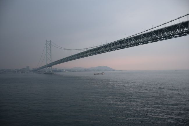 北九州からフェリーで瀬戸内海を東進し、神戸まで向かいました。２０時に出港した船はほとんど揺れることなく、快適な船旅でした。途中、未明に瀬戸大橋の下を通過、早朝には明石海峡大橋も。いずれの橋も船上から見ることができました。