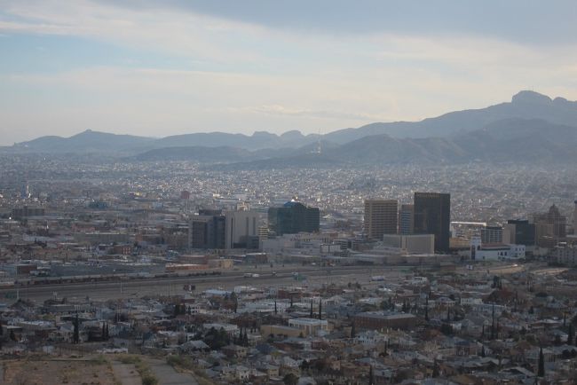 サンタフェでスキーを楽しみ、ニューメキシコ州の主要観光地を巡ってきました。皆様の旅行計画の参考になれば幸いです。<br /><br />転勤したり、育児に忙しかったりで、長いことスキーに行っていませんでした。今シーズンこそはスキーに行くと固く決心し、北米のスキー場を探しておりました。<br /><br />まずカナダは料金が高い。ニューイングランドも同様。コロラド、ユタ、ニューメキシコのスキー場を探していたのですが、ニューメキシコ州にはこれまで足を踏み入れたことがなく興味がわいてきました。