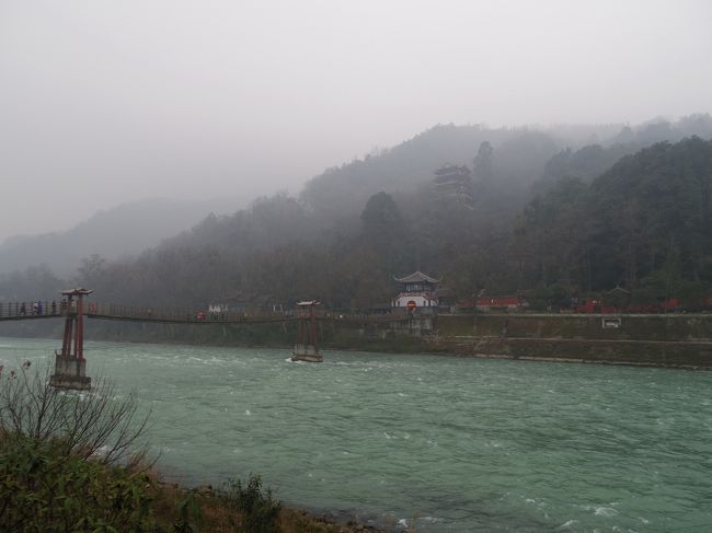 UA改悪前に取った最後の特典旅行は成都。去年の夏に行ったばかりだけど、今回は子連れなので、ANA直行便で単純往復、2万マイル。子供の料金は追加で確か5千円もしなかった。一人子連れなので、ゆったりスケジュール。<br /><br />1月9日（金）NH947 17:15 NRT-23:00 CTU<br />1月10日（土）都江堰観光<br />1月11日（日）楽山大仏観光<br />1月12日（月）パンダ繁殖基地観光<br />1月13日（火）NH948 9:30 CTU - 15:20 NRT<br /><br />宿は市内中心部にあるLazybonesというホステルのシングルルーム（1泊130元）に4泊<br />http://www.mixhostel.com/lazybones/en/index.htm