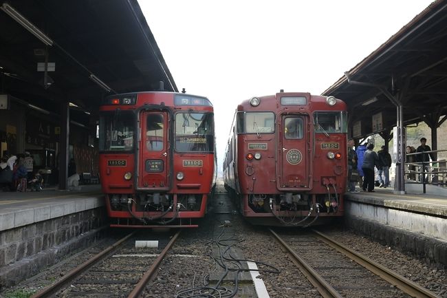 九州観光列車の旅。<br /><br />次は「いさぶろうしんぺい」と「隼人の風」に乗車です。<br />人吉駅、九州横断鉄道といさぶろうが並んでます。<br /><br />