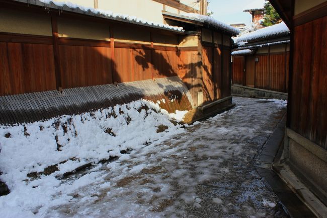 2015年元旦の京都は吹雪でした。<br />TVの映像では、初詣で着物姿の女性がとても寒そうでしたね。<br />1月2日　朝　大阪でも雪が残っていたので、京都へ出かけてみました。<br />バスを降りると、歩道はアイスバーン状態で滑ってあちこち危険<br />青空も見えて陽が差し込んでいるのに<br />石塀小路の石畳にも雪が残ってるとはねぇと思いつつ高台寺へ<br />まぁ　高台寺のかわいい茶室の茅葺屋根にも雪が！<br />青空と雪の庭園は素晴らしく綺麗でした♪<br /><br />高台寺へ行く道すがらの石塀小路～犬矢来にも着雪が～<br />高台寺を出てねねの道を歩いて東本願寺さん～<br />小さい入口からまた石塀小路へ小路散策は楽しい～♪<br />祇園白川にも寄って帰途に...