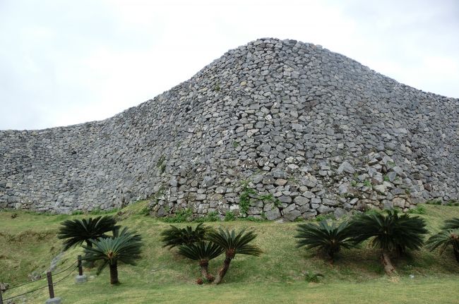 定期観光バスに乗り、古宇利島経由で今帰仁城跡を訪れました。<br />途中、小雨が降ったりもしましたが、晴れ女の本領を発揮して、今帰仁城跡の散策も無事終えることができました。