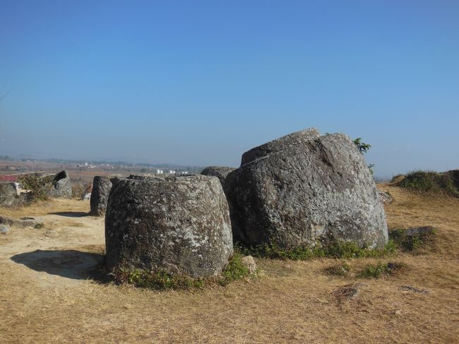 2014年12月30日　ラオス北東部シェンクアン県のジャール平原に点在する「謎の巨大石壺」を観光します。<br />主な公開エリアであるサイト1,2,3をすべて回ります。途中、古都ムアンクーンや麺づくりの村、スプーンづくりの村などにも立ち寄ります。
