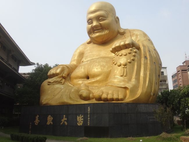 中国では十月の国慶節の休暇は春節に並ぶ大型の7連休。旅行に行く予定はなかったんですが、10日前になって急に思いたち、各社のサイト見てみたら、エバー航空の香港ー台北が連休にしてはまあまあの値段だったので勢いで購入(^ ^)、現地5泊6日(プラス香港で前後泊あり)のスケジュールで行ってきました。<br /><br />全体のスケジュール<br />9月30日 香港(エバー航空)→桃園空港(高速バス)→台中 台中泊<br />10月1日 台中 台中泊<br />10月2日 台中(自強号)→台北 台北泊<br />10月3日 台北 台北泊<br />10月4日 台北 台北泊<br />10月5日 台北(バス)→桃園空港(エバー航空)→香港<br /><br />彩虹眷村に行きたかったので前半は台中に、そして侯トン(石へんに同)猫村に行きたかったので後半は台北に行くことにしました。<br /><br />こちらは「その1」台中編です。<br />その2「14年秋の連休~台湾の旅▼2台北~淡水、九分、士林、台北市内」はこちら→ http://4travel.jp/travelogue/10973397/<br /><br />ではよろしくお願いします(^ ^/