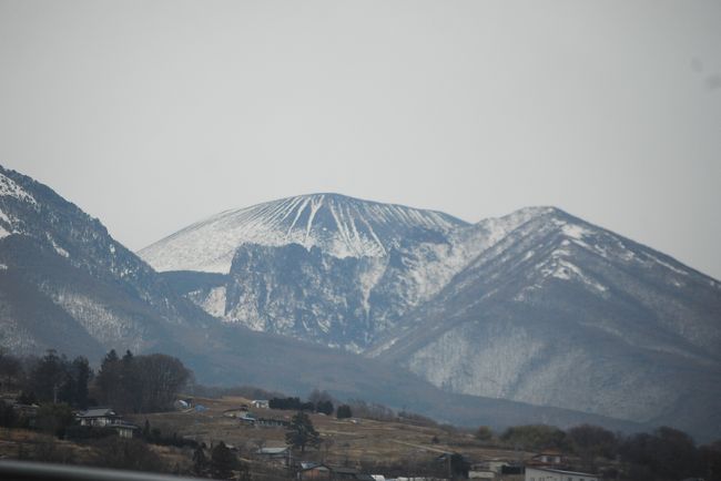 １月１４日、新潟の需要家訪問で上越市を訪問後に上信越自動車を通って帰社していく途中に見られる山々を写真撮影した。　妙高山、浅間山、八ヶ岳連峰の蓼科山、横岳等が見られた。<br /><br /><br /><br /><br />＊写真は佐久付近から見られた浅間山