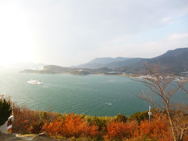 旅行先の長野から、さらに京都・岡山経由で香川県へ。<br />友達とふたりで年末年始を過ごして来ました。<br />（長野旅行の続きですー）<br /><br />今回は高松から高速艇に乗って小豆島のおはなし。<br /><br />12/26-28 　長野県長野市<br />12/29-30  　 香川県小豆島　<br />12/30-31　 香川県直島<br />12/31-1/1  香川県高松市・琴平町<br /><br />メイン写真はオリーブ公園からの一枚です。