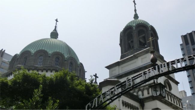 夏の暑い日、父の長年の友人が亡くなられ、正教会信徒であった為 神田駿河台のニコライ堂にて葬儀が行われました。<br />通常でも 建物見学は、出来る教会ですが、儀式に参加できる機会は、なかなかありません。<br />父とは長く、建築学の繫がりがあった方とのお別れの式でしたが、<br />式の行われた、ニコライ堂の見学と共に すばらしい大聖堂の中で、荘厳な儀式に参列できたのは、大変貴重な体験でした。<br />