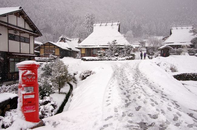 近江路コミュの新年会兼ねて、8名で京都・京北町にある美山かやぶきの里に行ってきました。京都市街からクルマで一時間余り北に走るとこんな世界が拡がってました。思いがけない雪のプレゼントにメンバーみんなが大感謝！！2nd旅も雪だった。。