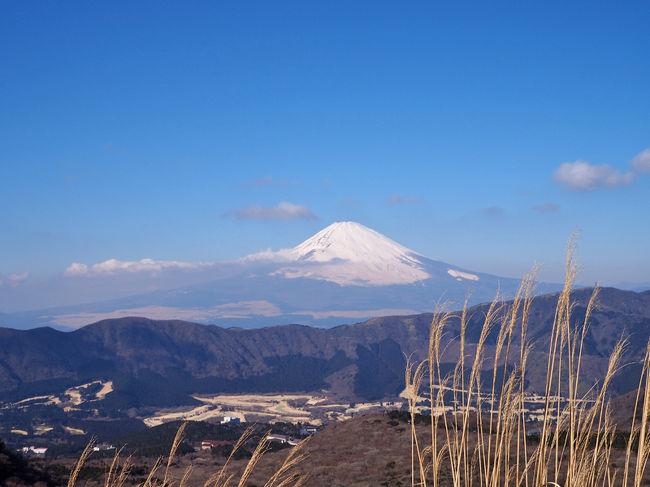 2015年編：先日、雪原の車山高原で初アイゼンを体験しましたが、今週はあまり雪のない日陰だけほんの少し凍っていた箱根を歩きました。今日もお天気が良く、富士山が１日中綺麗に見えていました。初めて、大湧谷から冠山、神山を通り、駒ヶ岳へ登って、箱根元宮へお参りして来ました。下りはロープウェイで麓の箱根園ヘ行き、温泉に入って足の疲れを取りました。あまり熱い温泉は好きではないのですが、蛸川温泉のここのお風呂はあまり熱くなく、私向きでした。神山への登りがちょっと急だったので、久しぶりには息が上がってしまいました。温泉で足の疲れを取った後、箱根園のプリンスホテルを少しだけ見て来ました。<br />2019年12月編：涌谷辺りの噴火による硫黄ガスのため、ずっと大涌谷から駒ケ岳の道は閉鎖です。今回、神山と流山という巨石群を見たかったのですが、金太郎岩だけしか見れませんでした。現在、姥子駅への道しか歩けません。大涌谷方面への道は閉鎖されています。いつになったら、見れるのかな...