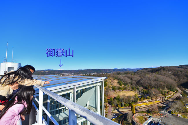 スイセンを撮りに出かけたが清々しい天気.<br />先週中山道御嵩宿へ御嵩でも「みたけ」御嶽宿とも<br />http://4travel.jp/travelogue/10971886<br />その関連か、雪にかぶった御嶽山が久しぶりに見えたので<br />思いつきで急いで花フェスタ記念公園へ<br />また，同時に、久しぶりGONNAの演奏があるので出かけました。<br />マリンバが見られないが私は6年ぶり<br />http://4travel.jp/travelogue/10302182<br /><br />昼頃に先週と同じく可児市へ花フェスタへ何時もの様に<br />しかし、花フェスタで初開催の<br />キッチンカーグランプリ in 花フェスタ記念公園に、巻き込まれ<br />大勢の方の来園に駐車場は満車混乱.<br />待つ事、30分以上で...しかも一番遠くに駐車。<br /><br />園内へ続々入る見て..入場料タダ無料！を知り<br />急いで.年間パスポートを仕舞い・西ゲートから入り<br />駆け足で.プリンセスホール雅へ.太鼓が聞こえる。<br />既に始まり和太鼓のみのGONNAを観て聞く為、<br />右手一本でファインダーも見ず.カメラのシャッターを切りながら<br />フェスタタウンを横目に<br />音楽広場でキッチンカーグランプリが開かれるの横断して<br />ラストの13:00〜の公演中間に合った？プリンセスホール雅へ