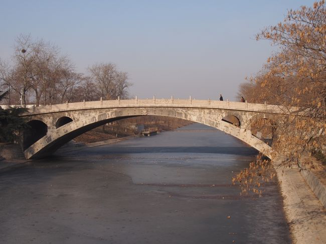 中国で現存最古の橋、趙州橋。<br />この橋が見たくて、雲崗に行くついでに旅行に組み込みました。<br />加えて、オープンしたての河北博物院もゆっくり見学。<br /><br />厳寒のなか、片言の中国語と筆談での女一人旅です。<br />出会う人どの人からも親切にしてもらって、充実した旅でした。