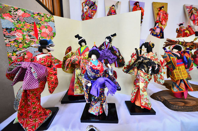 新春を寿ぐ！ <br />和紙でできた人形、華やかに。 <br /><br />日野町にある近江日野商人館では、<br />新春企画展「雅の和紙人形展」が開催されている。<br />会期は、2015年1月27日（火）まで。 明日迄・<br /><br />藤永多津子さんは約25年前、夫との死別後に人形作りを始め、<br />各地で展示を開くなど地元の第一人者に。<br />今回は昨年、和紙が世界遺産に登録されたことを受け、<br />新春にふさわしい高さ30センチほどの人形や、<br />布のひだが波打つ様子や日本髪の結い方の違いまで見られ<br />また、歌舞伎や歌舞音曲を題材、<br />びょうぶ、羽子板などを233体同館が選んで展示。<br /><br />　　　　　新春企画展「和紙人形」展<br />　　　　〒529-1603滋賀県蒲生郡日野町大窪1011<br />日時　　　　　1/6(火) 〜 1/27(火)<br />場所　　　　　歴史民俗資料館「近江日野商人館」<br />アクセス　　　近江鉄道日野駅下車<br />　　　　　　　北畑口行バス「大窪」下車徒歩3分<br />開館時間　　　午前九時〜午後四時。月、金曜日休館。<br />入館料　　　　大人300円、小中学生120円。<br />問い合わせ　　歴史民俗資料館「近江日野商人館」<br />　　　　　　　　　　　　　　　　0748-52-0007<br />*****************過去の様子***********************************<br />近江日野商人館・『雅の手まり 花ごよみ』2013<br />http://4travel.jp/travelogue/10745907<br />４千個のだるまを展示する「がんばろう！日本　たるまさんサミット」2012<br />http://4travel.jp/travelogue/10641719<br />日野商人「景気回復！福助サミット」2010<br />http://4travel.jp/travelogue/10423214<br />**************************************************************