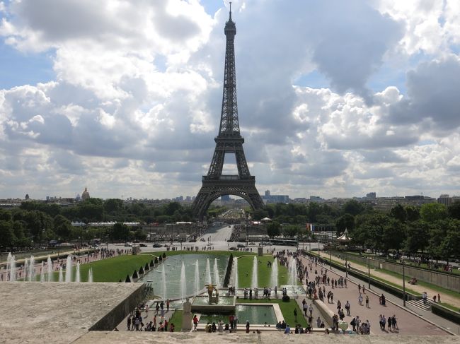 フランス語も、英語も話せないアラフィフ夫婦の初めての海外個人旅行挑戦。<br />勢いに任せて旅立ちましたが、ちょっと無謀だったでしょうか ・・・・・・<br />でも、自信で計画を立て、手配し、一番行きたいところに行き、観たいものを観る。<br />この旅で五日間の総歩行距離は30Km以上に達しましたが、個人旅行の醍醐味、スリル、すばらしさを思う存分体感することができました。<br />やはり旅は自分で考え、自分の思いのままに動くのが一番。<br />今回の初めての個人旅行の経験を踏まえ、その反省点、また必ず再訪するであろう <br />「 パリへの想い 」 を綴ってみました。<br />帰国後、『 花の都 パリ 』 への思いはますます強くなるばかりです。