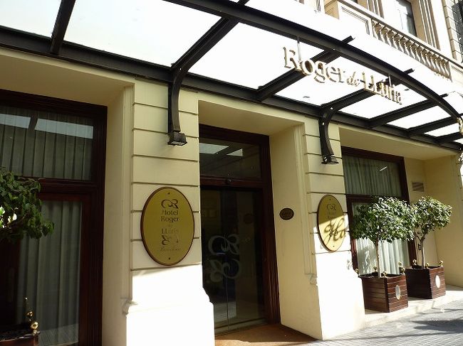 今回、バルセロナでは2つのホテルに宿泊しました。<br />まず最初の2泊お世話になったのは、<br />カタルーニャ広場から歩いて5分程の場所にある「Hotel Roger De Lluria」。<br />
