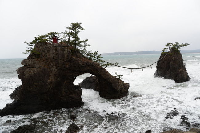 旅行の出発前のことだけど、石川県には主要道路にライブカメラがあって、道路の状況を確認すると雪はそんなに積もっていない。<br />ということで和倉温泉のニッポンレンタカーで車を借りてドライブすることにした。<br />（ニッポンレンタカー和倉温泉はネットで予約できないので、予約センターに電話します）<br /><br />天気予報では雪だったけど晴れてた。<br />能登島大橋から能登島に入り、ツインブリッジを通って能登半島に戻り、そのまま西へ。<br />途中、風が強くなってきて、世界一長いベンチ、機具岩(はたごいわ)、巌門(がんもん)のあたりは、日本海はすごーく荒れていた。瀬戸内海のそれとは比べ物にならないぐらい荒い。<br /><br />妙成寺は五重塔が立派だった。<br />寺を出るときに土木事務所に電話して（土曜日でつながるのね）、千里浜なぎさドライブウェイの状況を聞いてみたら、規制中だそうだ。<br />千里浜なぎさドライブウェイをあきらめ、一路２１世紀美術館へ向かう。<br />金沢市内に入り１２時を過ぎた。地元B級グルメの金沢カレーを食べたくてゴーゴカレーというところでいただいた。<br />とんかつとキャベツとこがしたルーがとてもおしいかったです。<br /><br />２１世紀美術館では碧いプール（ここだけ撮影可）をみて、兼六園に行く。<br />兼六園を散策して、時雨亭で抹茶をいただいていると雪が強くなり、風情がありました。<br /><br />そのあとは金沢駅にいき、大きな門をみて次の宿山中温泉に向かいます。<br /><br />写真は機具岩