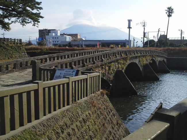 鹿児島市の中心を流れる甲突川には上流から玉江橋、新上橋、西田橋、高麗橋、武之橋の五つの大きなアーチ石橋が架かり「甲突川の五石橋」として県民に親しまれていました。<br />この橋は江戸時代末期に肥後(熊本県)から招かれた名石工「岩永三五郎」によって架橋されました。平成5年8月6日(8・6水害)市街地の12000戸が浸水する大災害をもたらした集中豪雨による洪水で武之橋と新上橋が流出してしまいました。残った橋は貴重な文化遺産として後世に残すため河川改修に合わせて移設保存する事になり平成12年に石橋記念公園として開園しました。桜島フェリーと仙厳園の中間地点に有るので是非立ち寄って見てくださいね！