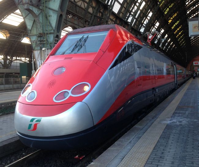2015年1月12日（月）<br /><br /><br />この日の午前はミラノからサンマリノへの移動でした。<br /><br />念願のイタリア新幹線Frecciarossa（赤い矢）に乗ってボローニャ、<br /><br />特急列車Frecciabianca（白い矢）に乗り換えてリミニまで行きます。<br /><br />そして、国際路線バスでサンマリノ共和国に入国します。<br /><br />