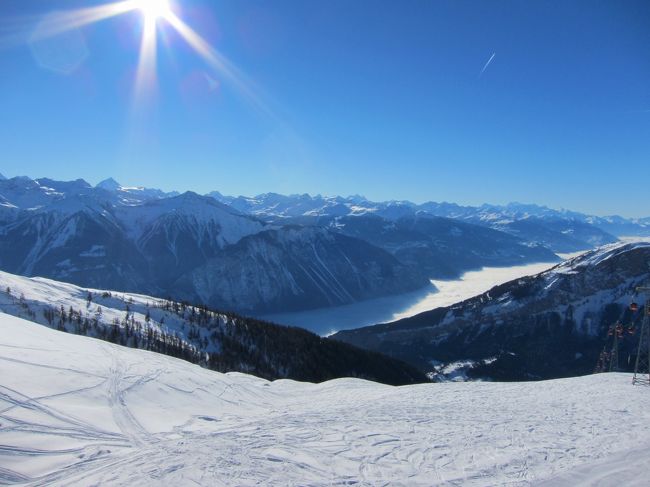 クリスマス休暇をLeukerbadで過ごしました。<br />お天気の良い日はスキー、雪の日はプールやテニス。アイススケートをしたりと、楽しく過ごしました。<br /><br />クリスマスには毎年Hexenhausを作り、子供達と飾り付けを楽しみます。Lebkuchen＜スパイスの聞いたケーキ＞が土台です。参考画像は↓<br />https://www.google.ch/search?q=hexenhaus&amp;biw=1056&amp;bih=800&amp;tbm=isch&amp;tbo=u&amp;source=univ&amp;sa=X&amp;ei=krrHVKXnF4OsOt6sgfgG&amp;ved=0CBwQsAQ#tbm=isch&amp;q=hexenhaus+lebkuchen&amp;revid=1908797894<br /><br />1月6日はHeilige Drei Könige　の日で、祝日になる州もあるキリスト教においては重要な祝日で、スイスではケーキでなくパンを食べます。パンを買うと王冠をくれて、パンの中の小さな王様を当てた人が王様ってやつですね。フランスだとケーキですが、昔は貧しかったスイスではパンになったのかな。でも、名前はケーキのままですね。<br /><br />Dreikönigskuchenは、甘くて美味しいので、1月6日辺りにスイスに来られたら、是非食べて見てください。ちなみに、1月6日までクリスマスのお祝いは続くので、ツリーも飾りも1月6日まで飾るのが普通。新年明けてもまだクリスマス？って日本人は思ってしまいますけどね。あ、日本語では東方の三博士　です。