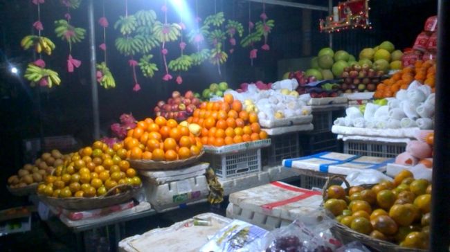 スーパーマーケット以外は果物屋が多いですが､カンボジアは誇りがありますが､屋台で買ったの果物はホテルにて､洗ったら食べるとお腹が大丈夫です。スープで買ったの果物はそのままで食べれるそうです。バナナやマンゴー等に売っているそうです。マンゴーは一キロで約130円から300円くらいです｡多い時には一キロで50円くらいです｡