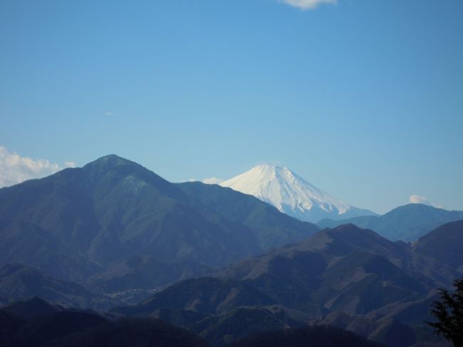 今年初めての山は神奈川県相模湖のそばの山「石老山」に主人と従妹の３人で行ってきました。。<br />時期的に雪が有るかもと軽アイゼンを持参しましたが必要無く、冠雪の富士山を見て、冬のこの時期、山々がスッキリ見えて満足の山行でした。<br /><br />登山口が柳原白蓮のお墓の有るお寺「顕鏡寺」から始まります。<br />巨岩を見ながら山頂へ、そして下山口にある日帰り温泉「うるり」でリラックスして帰りました。<br /><br />2015年登山記録<br />1.10 石老山