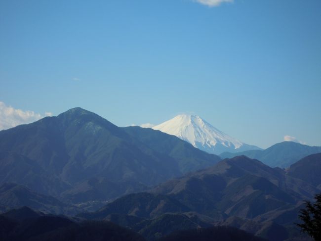今年初めての山は神奈川県相模湖のそばの山「石老山」に主人と従妹の3人で行ってきました。。<br />時期的に雪が有るかもと軽アイゼンを持参しましたが必要無く、冠雪の富士山を見て、冬のこの時期、山々がスッキリ見えて満足の山行でした。<br /><br />登山口が柳原白蓮のお墓の有るお寺「顕鏡寺」から始まります。<br />巨岩を見ながら山頂へ、そして下山口にある日帰り温泉「うるり」でリラックスして帰りました。<br /><br />2015年登山記録<br />1.10 石老山
