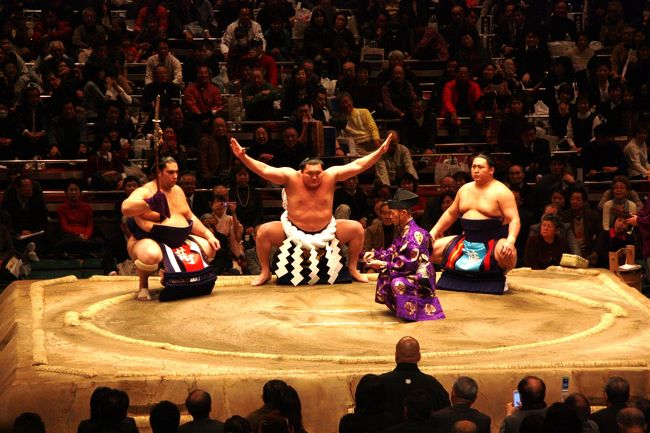 永年の願望であった「初場所大相撲」観戦!!・・・前人未到の33回優勝を目指した横綱”白鵬”・・・13日目、歴史的瞬間、遂に実現!!!、、、両国国技館で”瞼”に焼き付けて参りました！！（しかも”物言い・取り直し”と二番続けて・・・）　オメデトウ〜〜”白鵬”〜〜<br />追伸：最終的には白鵬関自身の持つ全勝優勝回数記録を11回目と更新した!!